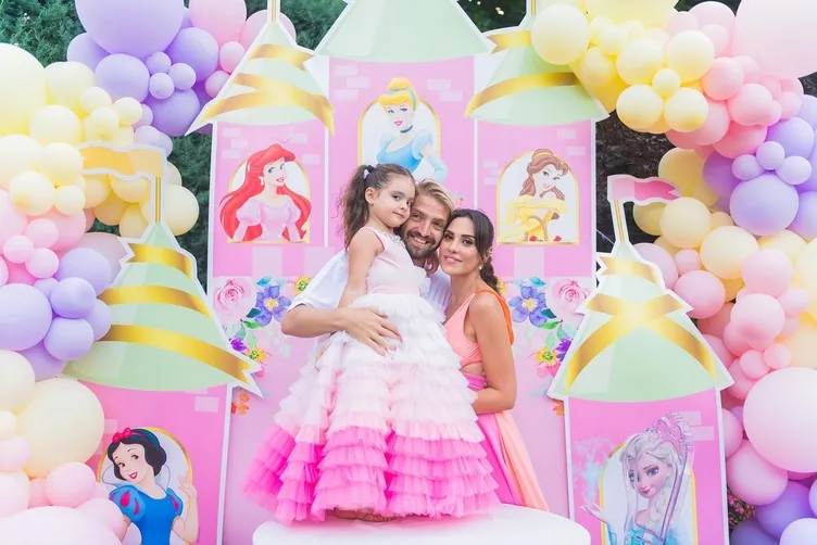 8 yılı devirdiler.. Caner Erkin’den eşi Şükran Ovalı’ya romantik evlilik yıl dönümü mesajı Daha da aşık oluyorum kadınım...