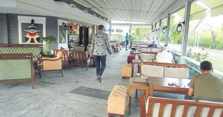 Otelini evsizlere açtı