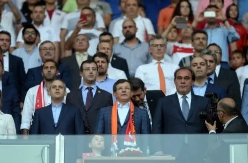 Başbakan golleri ayakta alkışladı