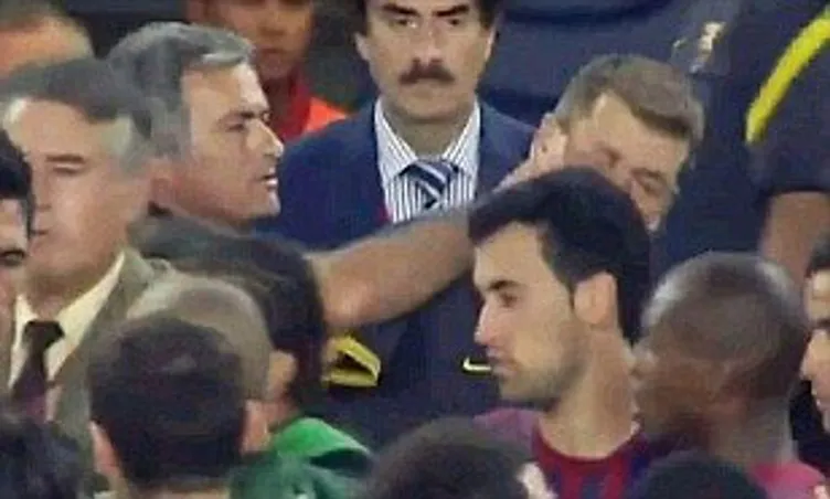 Son dakika haberi: Dünya basını Jose Mourinho’nun Okan Buruk’a yaptığı hareketi konuşuyor! ’’2011’de yaptığını simüle etti’’