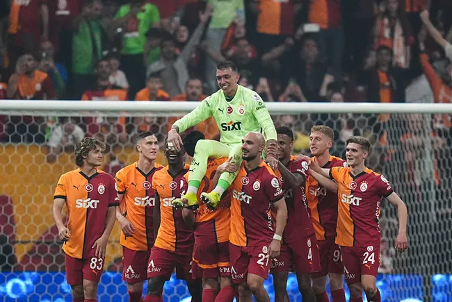 galatasarayda-fernando-muslera-ve-mertens-omuzlarda-veda-etti-gozyaslariyla-kenara-geldi-1748636290213.jpg