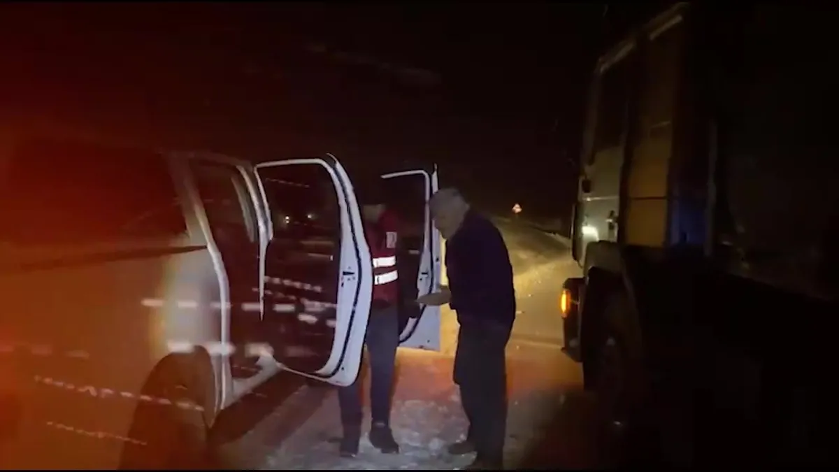 Tendürek Geçidi’nde kar kabusu! TIR’lar yolda kaldı videosunu izle Tendürek Geçidi’nde kar kabusu! TIR’lar yolda kaldı videosunu izle