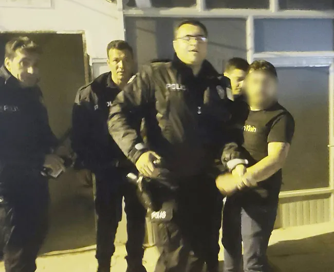 ayrildigi-erkek-arkadasi-evi-basti-panige-kapilip-alt-katin-balkonuna-atladi-1779302941225.jpeg