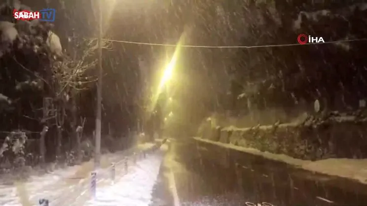 İstanbul'da gece saatlerinde kar yağışı etkili oldu | Video