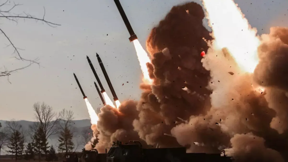 Husilerden İsrail’e ağır darbe! Balistik füzeyle vurduk Husilerden İsrail’e ağır darbe! Balistik füzeyle vurduk