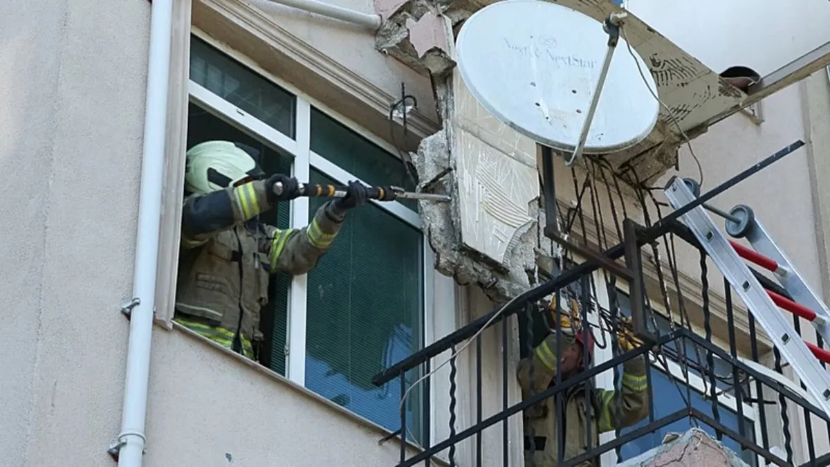 Kadıköy’de 5 katlı binanın 4’üncü katının balkonu çöktü! Kadıköy’de 5 katlı binanın 4’üncü katının balkonu çöktü!