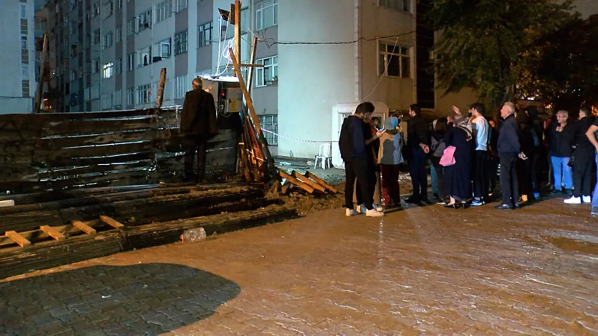 Küçükçekmece’de toprak kayması: Bina tedbir amaçlı boşaltıldı Küçükçekmece’de toprak kayması: Bina tedbir amaçlı boşaltıldı