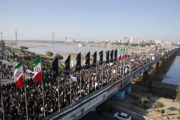 Binlerce İranlı sokağa döküldü! Kasım Süleymani için Ahvaz'da cenaze töreni...