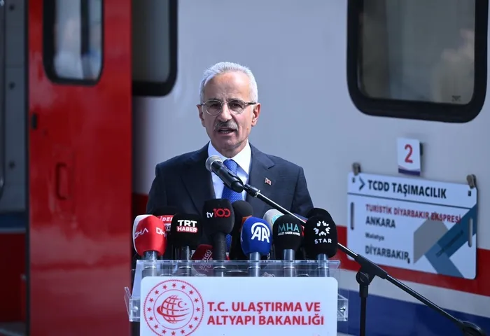 turistik-diyarbakir-ekspresi-ilk-seferine-basladi-ankaradan-yola-cikti-bakan-uraloglu-ugurladi-1713546801246.jpg