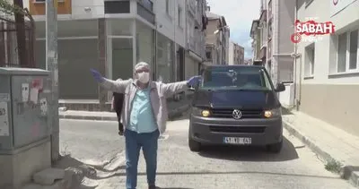 Sokağa çıkma kısıtlamasında ’Erik Dalı’ eşliğinde göbek atarak böyle ekmek dağıttı | Video