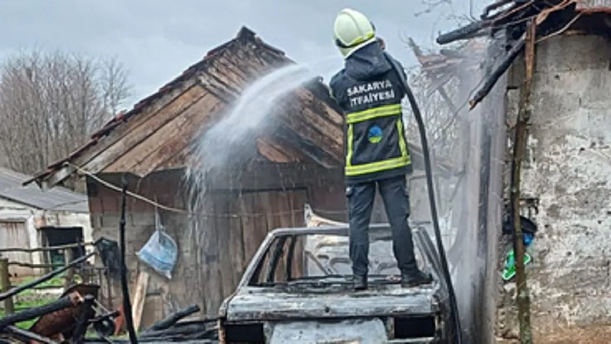Sakarya’da park halindeki araçta çıkan yangın eve sıçradı! Sakarya’da park halindeki araçta çıkan yangın eve sıçradı!