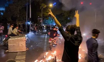 İran’da protestolar büyüyor! Polis araçları ateşe verildi