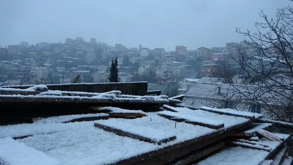 istanbulda-kar-yagisi-aksam-saatlerinde-etkisini-surduruyor-1642785320421.jpg