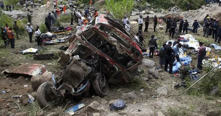 Pakistan’da minibüs uçuruma yuvarlandı