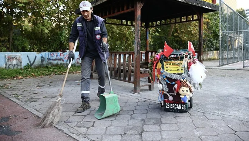 SOKAKLARA NEŞE SAÇIYOR! HEM İŞİNİ YAPIYOR HEM ÇOCUKLARI MUTLU EDİYOR...