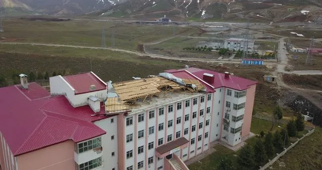Bitlis’te şiddetli rüzgar çatıları uçurdu