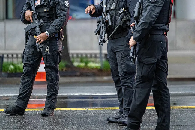 Beyaz Saray yakınlarında silah sesleri: 2 kişi vuruldu! Trump toplantı salonunda bulunuyordu...