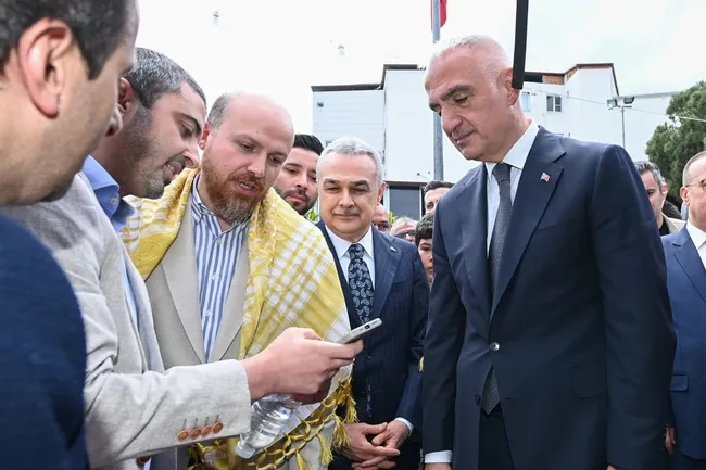nazillide-festival-heyecani-bakan-ersoy-ureticiler-ve-sanatkarlarla-bir-araya-geldi-1777735764163.jpeg