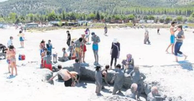 Çamur banyosu ile şifa arıyorlar