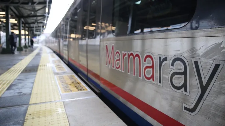 Marmaray’da terliklerini çıkarıp uzanan kişi tepki çekti! Bir de tehdit etti: Çabuk sil, yoksa...