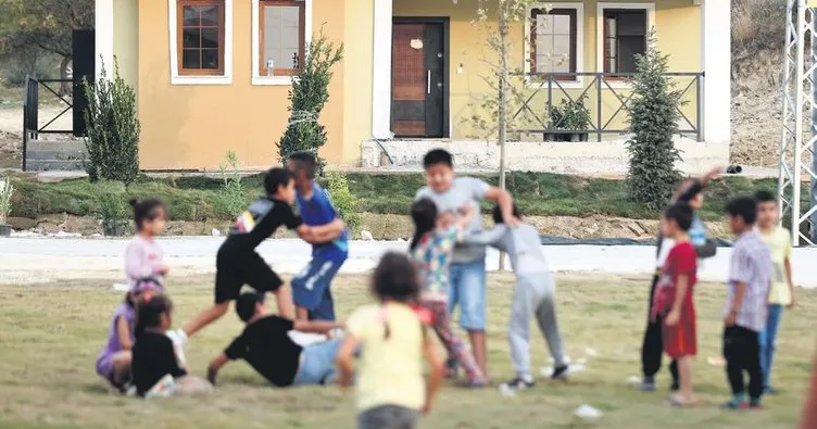 Depremzede ailenin yeni ev sevinci