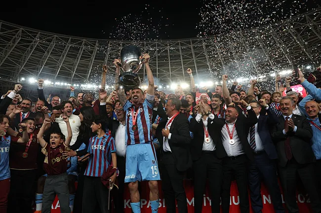 trabzonspor-fatih-tekke-ile-kotu-gunlerden-kupaya-yurudu-1779614736395.jpg