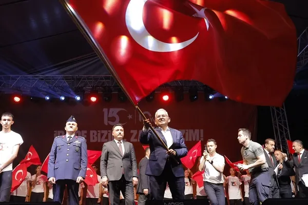 kayseride-15-temmuzun-10-yilinda-binlerce-kisi-meydanlara-gitti-1784146629458.jpg