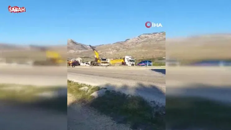 Karşı şeride geçen tır iki araca çarptı: 1 ölü, 4 yaralı | Video