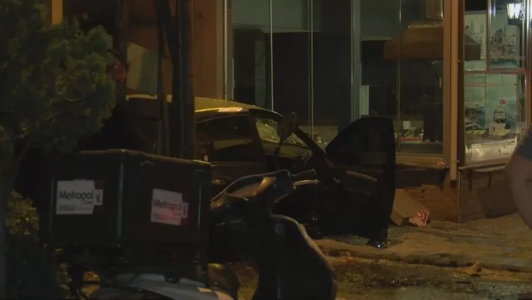Ataşehir’de korkunç kaza: Otomobil restorana daldı