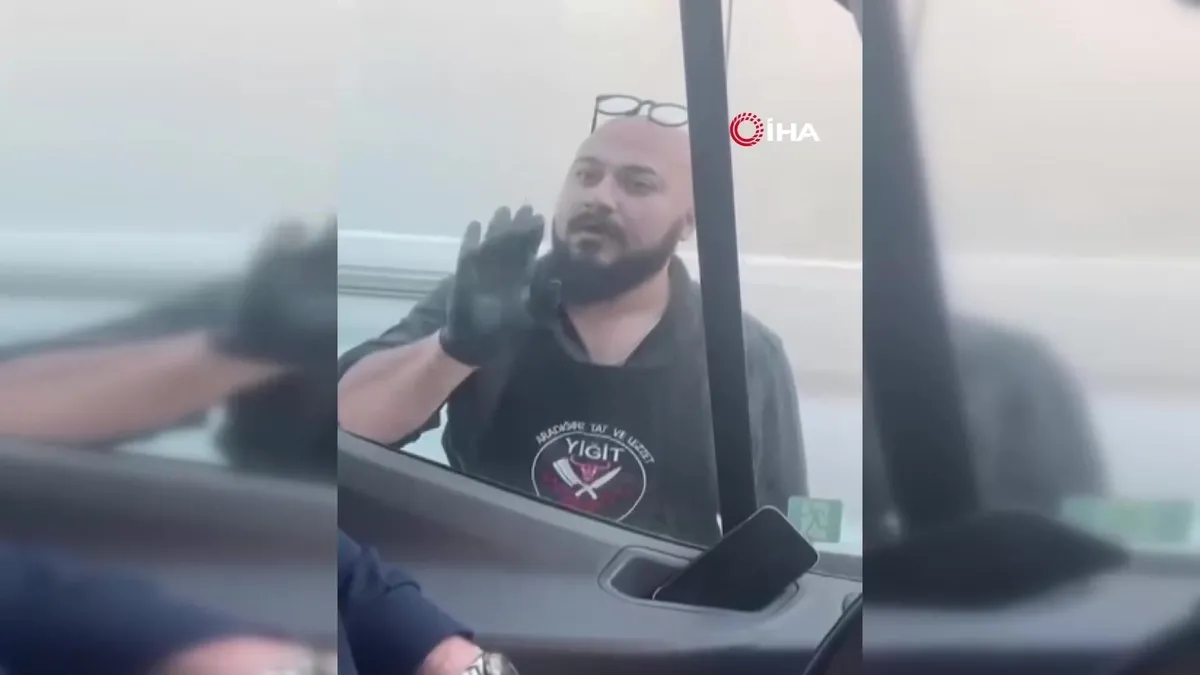 İstanbul’da trafikte saldırı anı kamerada | Video videosunu izle İstanbul’da trafikte saldırı anı kamerada | Video videosunu izle
