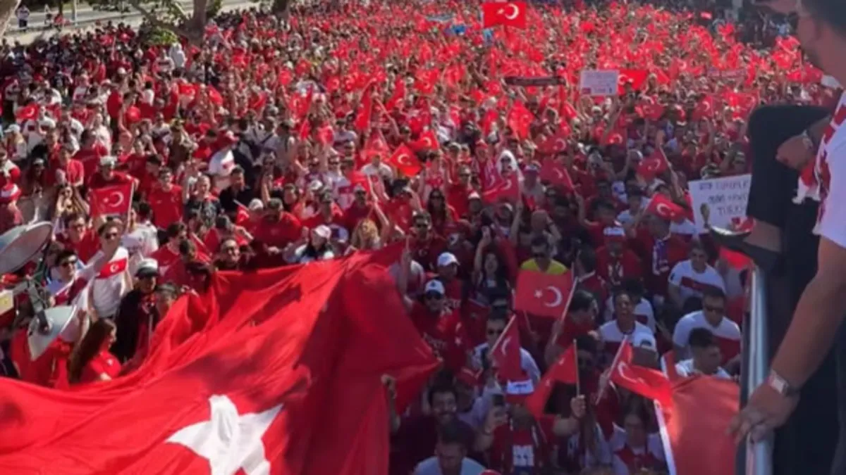 A Milli Futbol Takımı'nın Dünya Kupası maçı öncesinde San Francisco'da toplanan coşkulu Türk taraftarlarından görüntü.