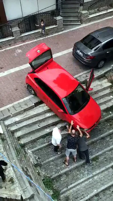 Merdivenlerde asılı kaldı: Vatandaşlar gözlerine inanamadı!