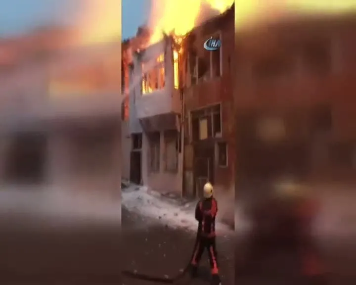 Tarihi surların yanında korkutan yangın!