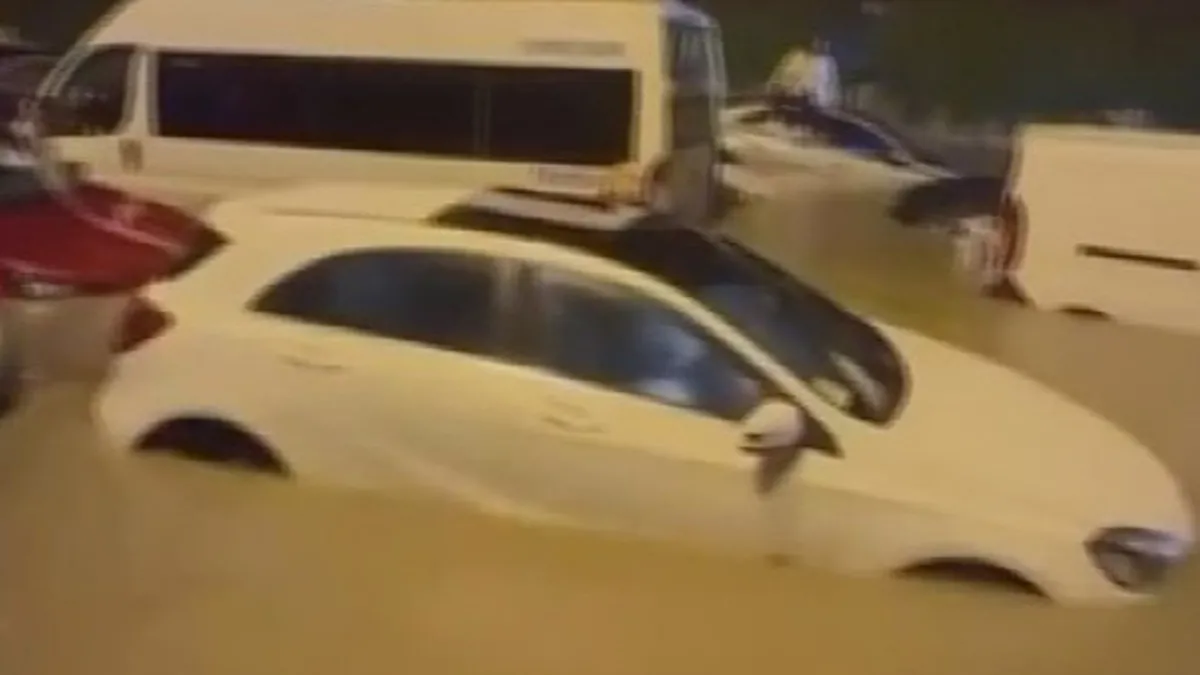 Ümraniye'de şiddetli yağış nedeniyle bazı araçlar mahsur kaldı