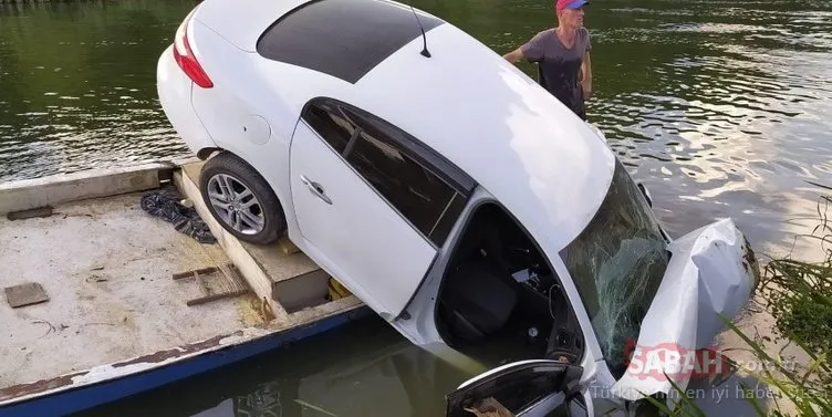 Düzce’de yoldan çıkan otomobil Melen Çayı’ndaki teknenin üzerine düştü