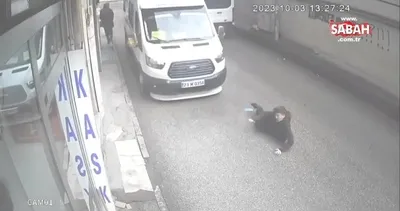 Karşıya geçmek isteyen çocuğa minibüs çarptı | Video