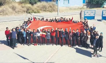Öğrencıler dev Türk Bayrağı açtı