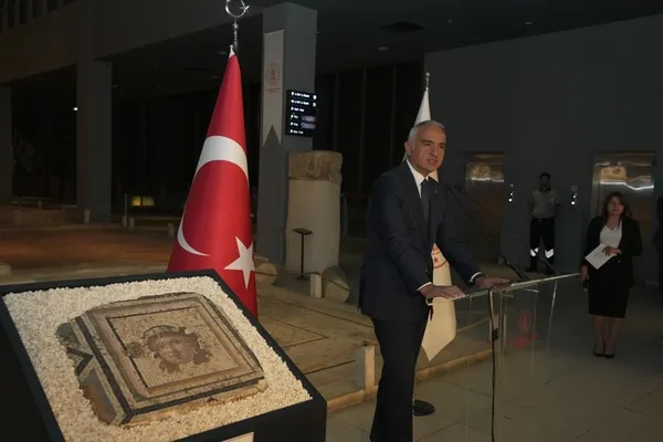 abdden-iade-edilen-zeugma-mozaik-paneli-evine-kavustu-bakan-ersoy-tarih-sayfalarindaki-bosluklari-dolduruyoruz-1784020316839.jpeg