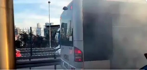 istanbul-okmeydani-hastane-duraginda-metrobus-yangini-panikletti-1778178023365.jpg