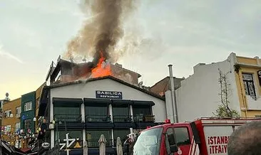 Sultanahmet’te iki katlı restoranın çatısında korkutan yangın