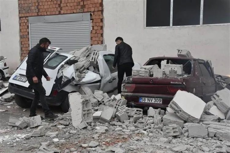 Sivas’ta fırtınada duvar yıkıldı; araçlar hasar gördü
