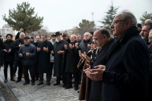 İlhan Cavcav'ın mezarı başında duygusal anlar