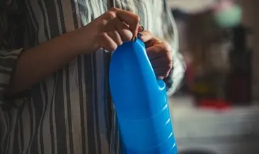 Çamaşır suyu lekesini silgi gibi siliyor! Deneyen herkesten tam not alan temizlik ipucu…