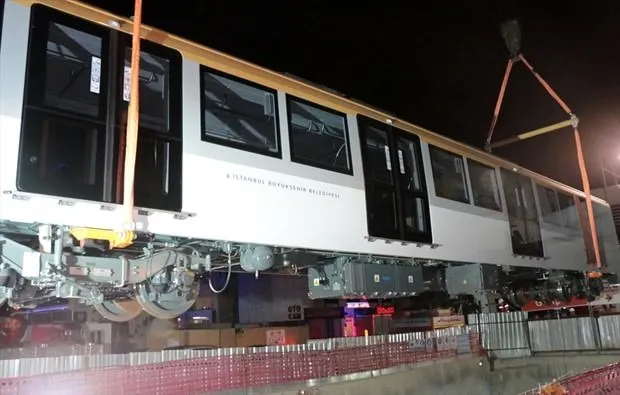 İstanbul’un yeni metro vagonları raylara indirildi