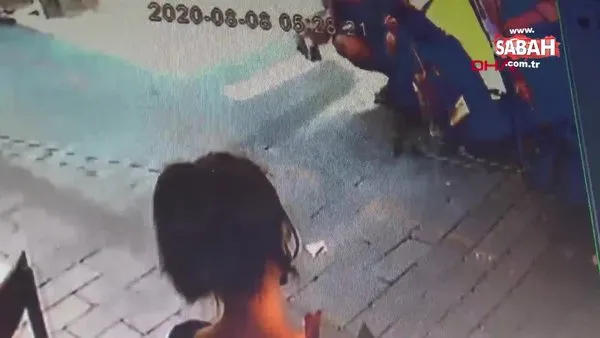 İzmir'de sokak ortasında tuvaletini yapan kadın kamerada | Video