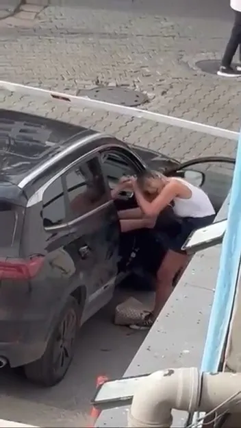 son-dakika-istanbul-kadikoyde-iki-kadinin-sac-saca-bas-basa-kavgasi-kamerada-tekmeler-havada-ucustu-1784982986640.jpg