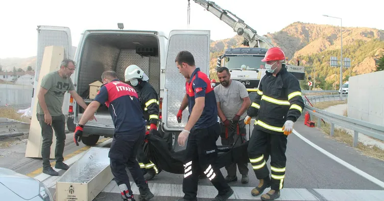 Amasya’da un yüklü TIR devrildi: 1 ölü