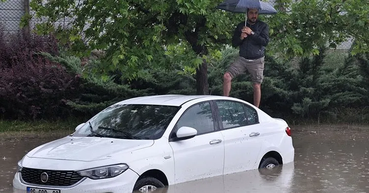 Şiddetli yağışa yakalanınca, araçlarında mahsur kaldılar