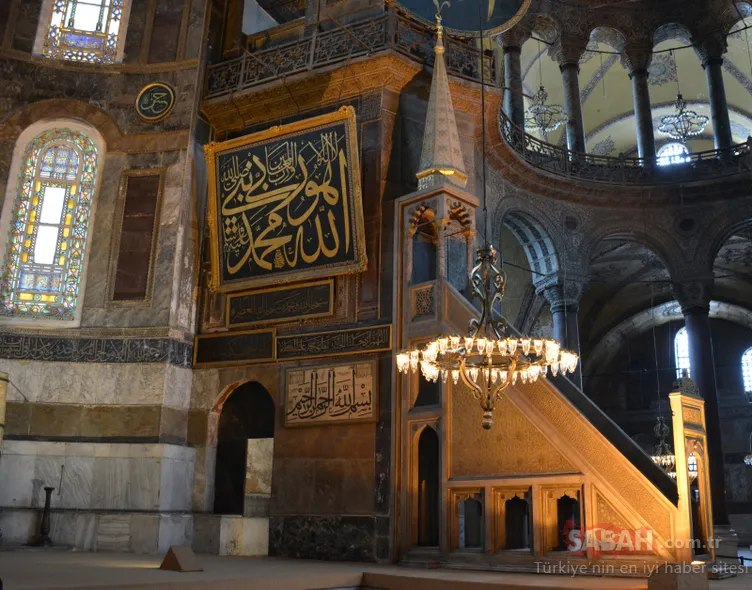 Εικόνες της τελευταίας στιγμής και όλες οι εξελίξεις από την Αγία Σοφία που προετοιμάστηκαν για την προσευχή της Παρασκευής