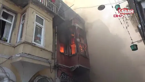 Istanbul Beyoglu Nda Korkutan Yangin Mahalleli Sokaga Dokuldu Video Videosunu Izle Son Dakika Haberleri